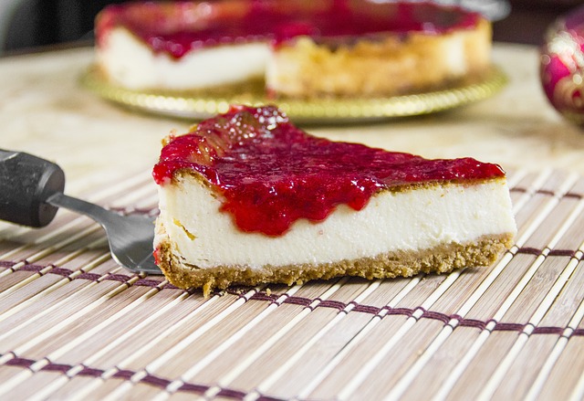 Puszyste ciasto czekoladowe z kawałkami gorzkiej czekolady, podane z bitą śmietaną i owocami. Perfekcyjne na deser.
