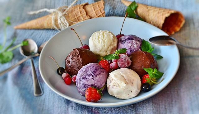 Lody w różnych smakach – waniliowe, czekoladowe i truskawkowe – podawane w wafelku. Doskonały sposób na orzeźwienie w ciepłe dni.